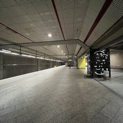 Wilshire / Vermont Red and Purple Line Station - Huge platform (Westbound)