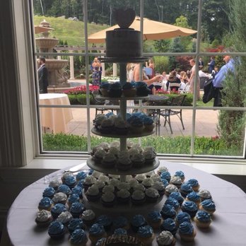 Modern Pastry Shop - 7" round and 4 flavors of cupcakes - Bakeries Near Me - Hartford, Connecticut