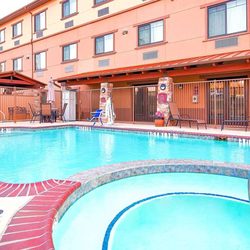 Best Western Plus Royal Mountain Inn & Suites - Outdoor Pool