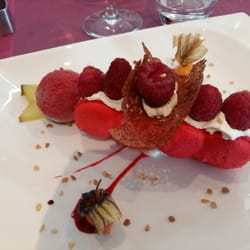 La Cuis'in - Cadre très sympathique, personnel très aimable. J'y ai mangé une bavette à l'échalote très goûteuse. Macaron framboises "divin"