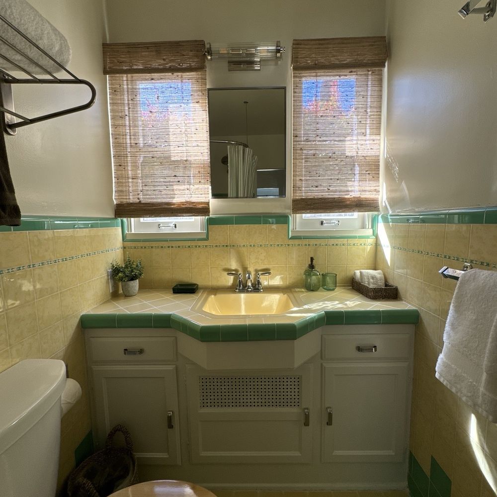 The Marlowe Seaside Inn - Bathroom - Hotels Near Me - Santa Barbara, California The Marlowe Seaside Inn - Bathroom - Hotels Near Me - Santa Barbara, California