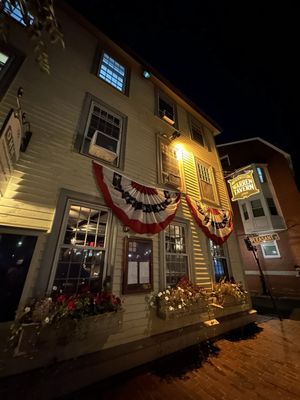 Warren Tavern by null