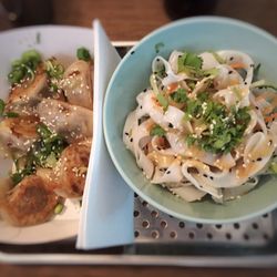 Gode veggie dumplings og hårde nudler i salat