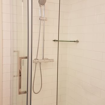 Newsroom Suites - Beautiful shower - Hotels Near Me - Prince Edward, Ontario