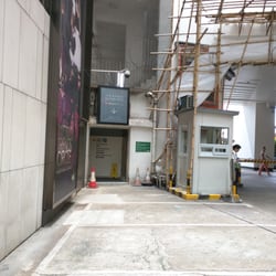午砲 - Go through this door, next to Excelsior Hotel. Proceed through parking garage, and the underpass.