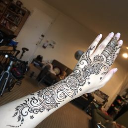 Floral and vines henna design