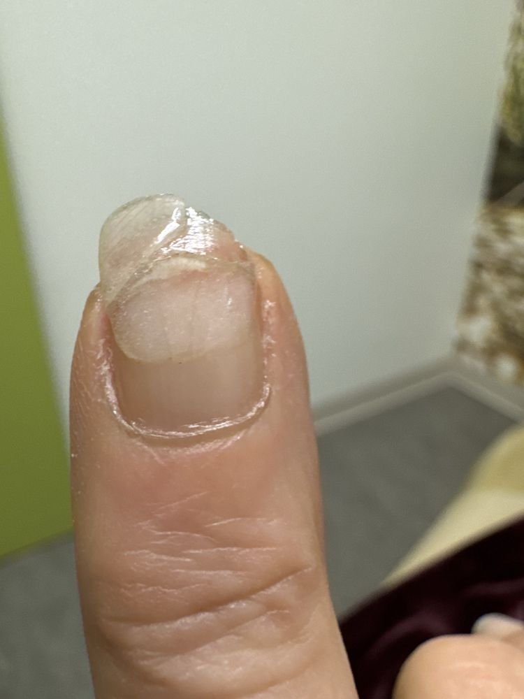 Deluxe Nail Salon Logo