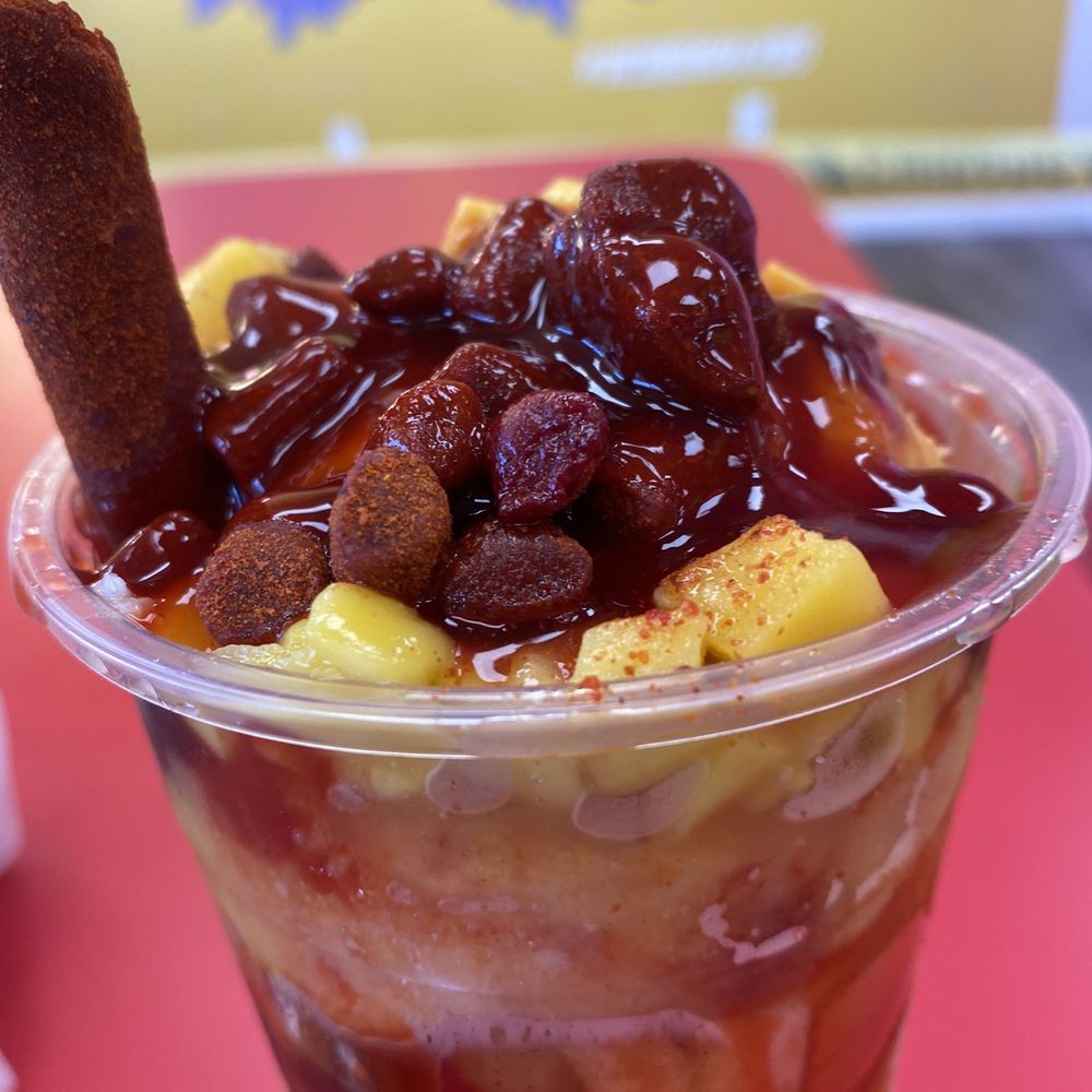 Mangoneada con nieve de mango con chile y tamarindo