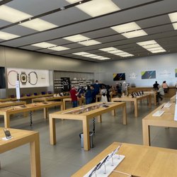 Apple 4th Street - Basically no one here.