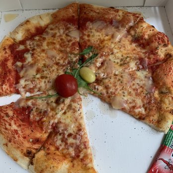 Pizza Julia - Margarita pizza! Had to eat a piece before taking the picture - Pizza Near Me - Paris, 75