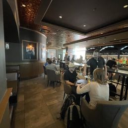 Әпкесі інісінің порносына тыңшылық жасайды Жалаңаш кеудесі бар силикон қыздар.