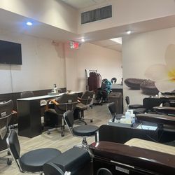 Soho Nails & Spa - Inside there was probably another 3 seats to my left