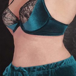 The Platinum Door PinUp - Emerald velvet bra and lounge set