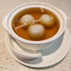 樂天皇朝 - Black Sesame Glutinous Rice Ball served in Ginger Soup