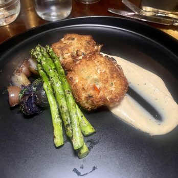 Frick Park Tavern - Catch of the Day - Bay scallops and Maryland lump crab cakes, roasted garlic aioli, grilled asparagus, buttered marble potatoes - New American Near Me - Pittsburgh, Pennsylvania