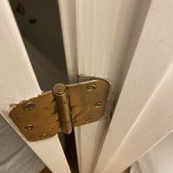 La Quinta by Wyndham Macon - Very loose hinge.