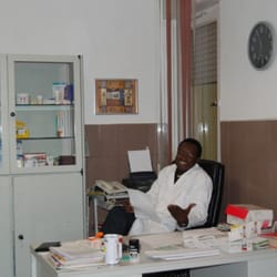 Tierarzt Dolas Ngarwate - Dr. Dolas N'Garwate an seinem Arbeitsplatz. Foto gehört der Praxis.
