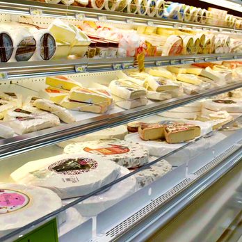 Mayrand - Assortiment de fromages de format divers. - Wholesale Stores Near Me - Anjou, Quebec