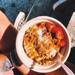 The Stand - Rand bowl with bee pollen and honey