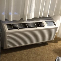 Country Inn & Suites by Radisson, Jacksonville, FL - The very loud unit in the room.