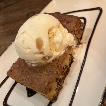 The Pinery - Blondie bar with vanilla ice cream with pineapple pieces - American Near Me - Orlando, Florida The Pinery - Blondie bar with vanilla ice cream with pineapple pieces - American Near Me - Orlando, Florida