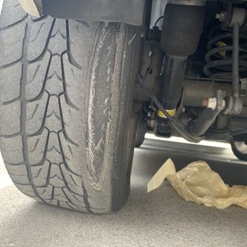Jiffy Lube - HOW THE HELL DO YOU MISS THIS, JIFFY LUBE? IF THIS TIRE BLEW WHEN I WAS ON THE HIGHWAY I WOULD BE DEAD. - Oil Change Stations Near Me - Lutz, Florida