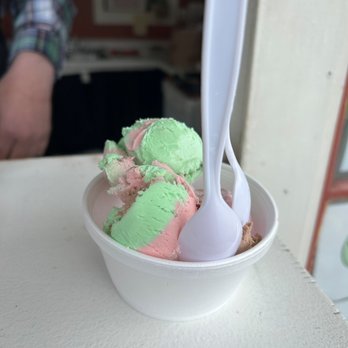 cat shack - Cup of Strawberry and Spumoni - Ice Cream & Frozen Yogurt Near Me - Ferndale, California
