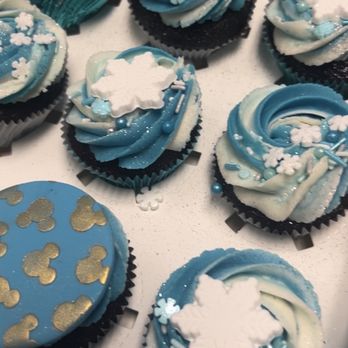Sugar Mama Cupcakery - blue and white cupcakes - Cupcakes Near Me Sugar Mama Cupcakery - blue and white cupcakes - Cupcakes Near Me