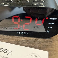 Holiday Inn Express Toronto-North York - Clock display doesn't show the right time