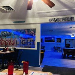 Seabreeze Restaurant & Crab House - Pool room and bar