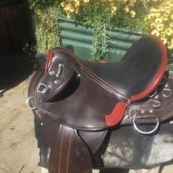 Aussie Saddles - Our Colin Fox "its a beaut mate" weighs in fully tacked at 24 lbs.