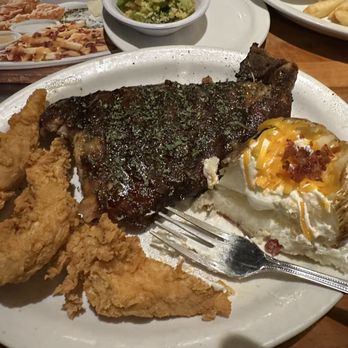 Cheddar's Scratch Kitchen - This was really dry. No sauces brought for the chicken. - American Near Me - Albuquerque, New Mexico