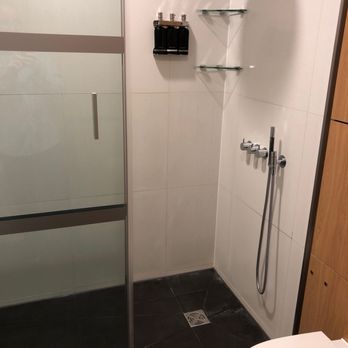 United Arrivals Lounge - Shower suite - Airport Lounges Near Me - Gt Lon, XGL