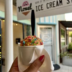 Novel Ice Cream - Thai tea with fruity pebbles on top