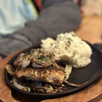 Applebee's Grill + Bar - NEW Chicken & Shrimp Scampi Skillet & mashed potatoes - American Near Me - Bloomington, Indiana Applebee's Grill + Bar - NEW Chicken & Shrimp Scampi Skillet & mashed potatoes - American Near Me - Bloomington, Indiana