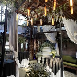 The Six Chow House - Outdoor patio brunch