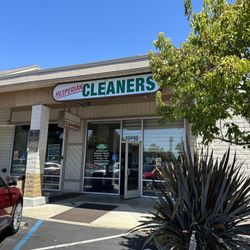 Hesperian Cleaners - San Lorenzo - The business is easy to find on the shopping center.