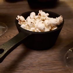 Bistro 33 - Popcorn als snackje bij de wijn.