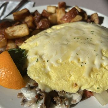 Bette's Place - Veggie omelette (add sausage) with red potatoes - Breakfast & Brunch Near Me - Hood River, Oregon