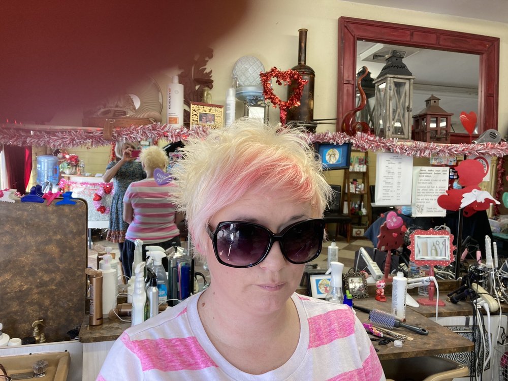 Hair I Am Salon Studio Logo