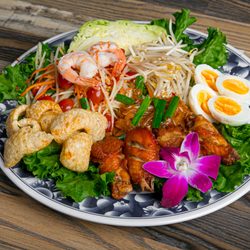 Siam Thai Kitchen - Tum Tad (Papaya Salad in a Tray)