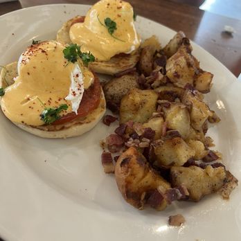 iJAVA Cafe - Eggs Benedict and a side of seasoned potatoes topped with bacon. - Cafes Near Me - San Jose, California