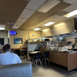 Nikos Greek Kitchen - Pleasant and super clean dining room!