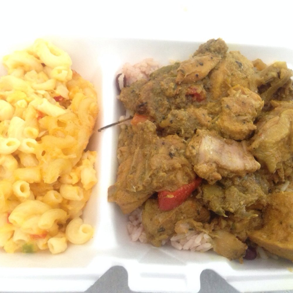 Bennett 5 Star Grill - Curry chicken with Mac&Cheese - Caribbean Near Me - Clarksville, Maryland