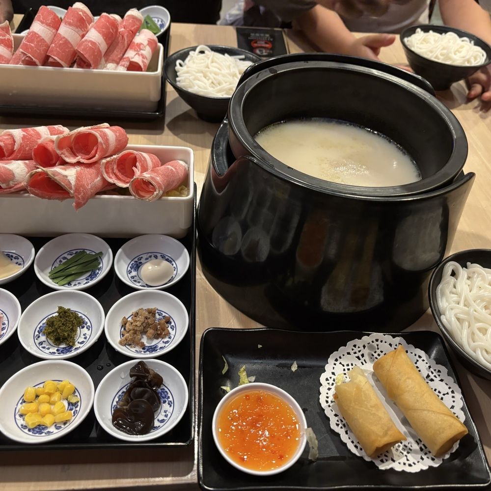B1.Original Crossing the Bridge Rice Noodle 原味过桥米线 With added lamb slices B1.Original Crossing the Bridge Rice Noodle 原味过桥米线 With added lamb slices