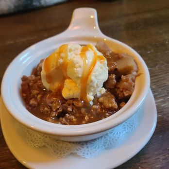 Red Fox Bar & Grille - Apple crisp.  Yummy. - American Near Me - Jackson, New Hampshire