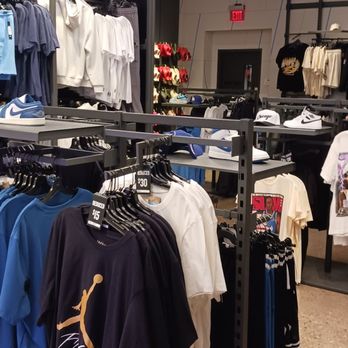 Finish Line - Sports Wear Near Me - Aurora, Illinois