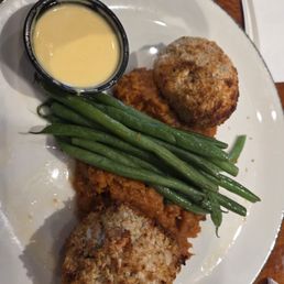 Crab and shrimp cakes with mashed sweet potatoes and green beans