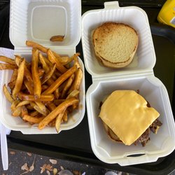 Mammy’s cantine - Cheeseburger and fries