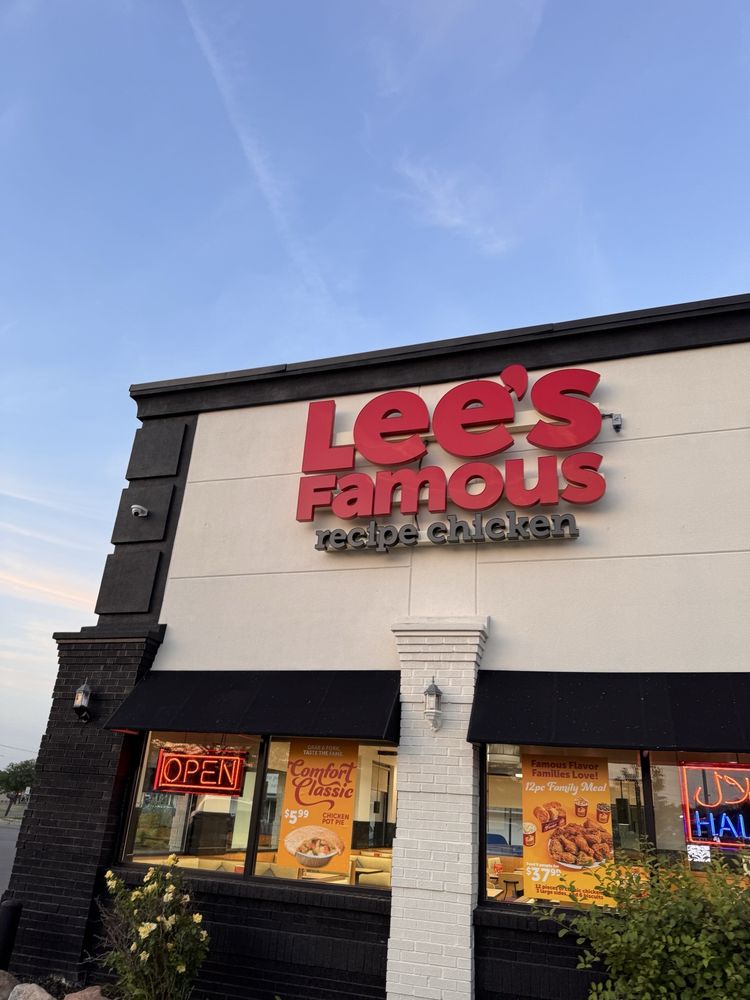 Food from Lee's Famous Recipe Chicken